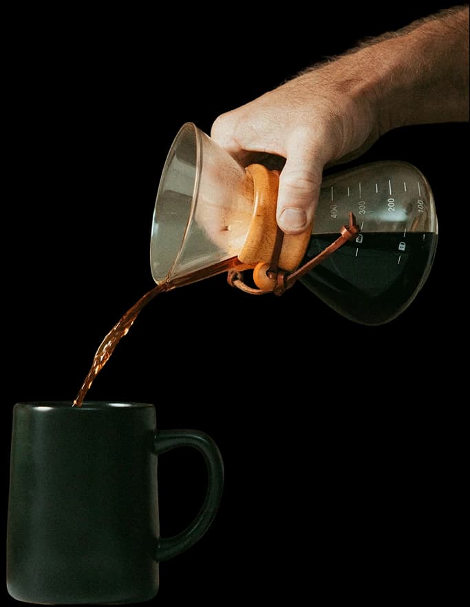 Kaffee wird in ein Becher eingegossen